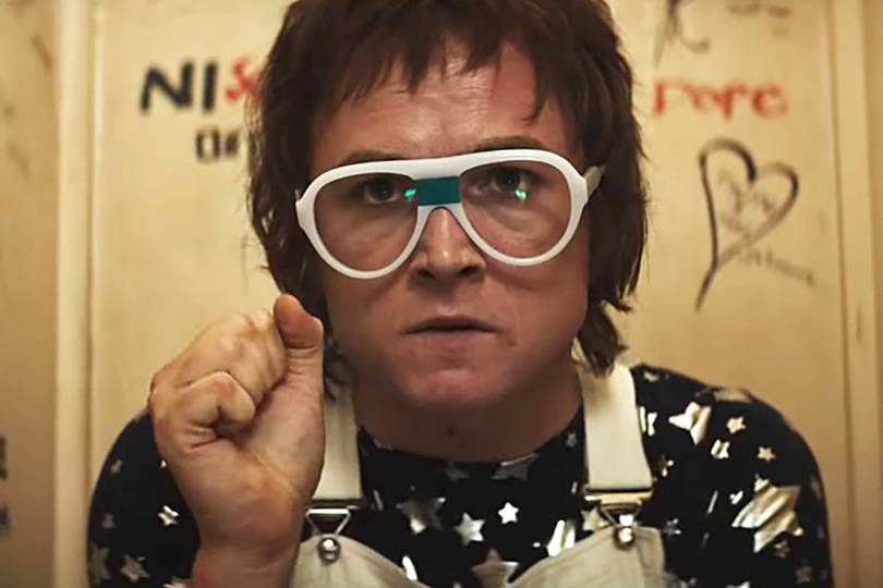 Taron Egerton transforms into Elton John in the Rocketman trailer ...