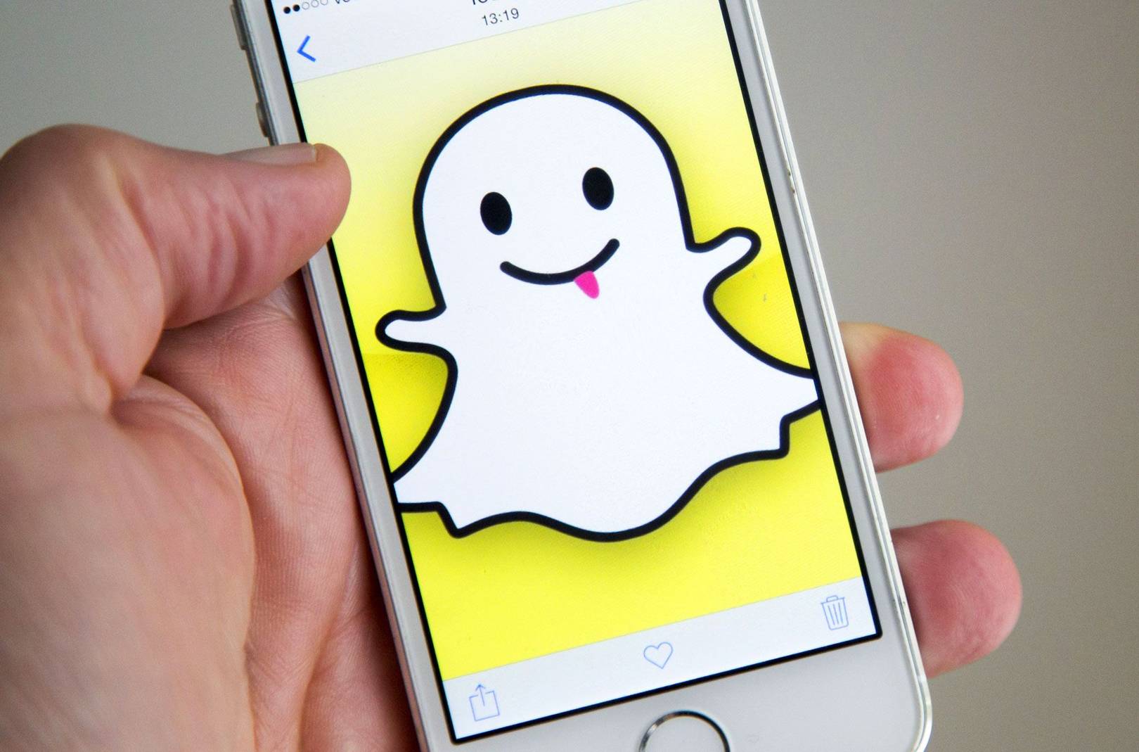 here's what the hourglass emoji on snapchat means | british gq